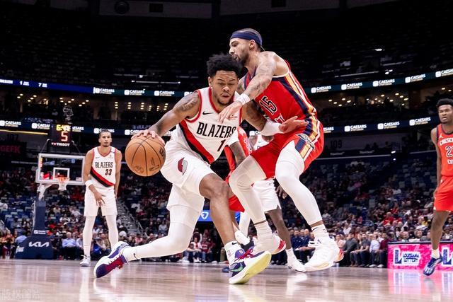 五大联赛本赛季最佳阵容 莱万搭档萨拉赫冲锋陷阵